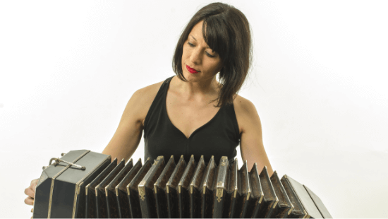 mujer tocando bandoneon en fondo blanco