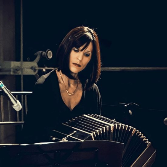 mujer tocando bandoneon en un escenario