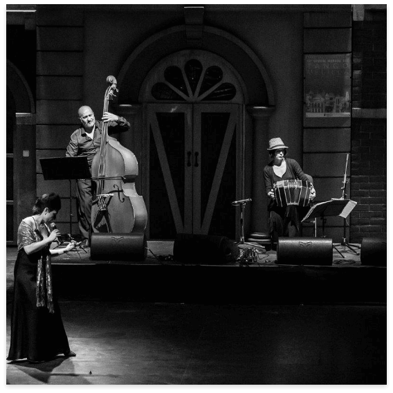 grupo de tango tocando en un escenario